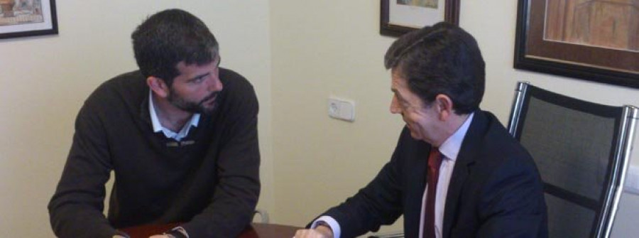 El PSOE de Arteixo firma ante notario y el PP de Oleiros se viste de corto para bajar al césped