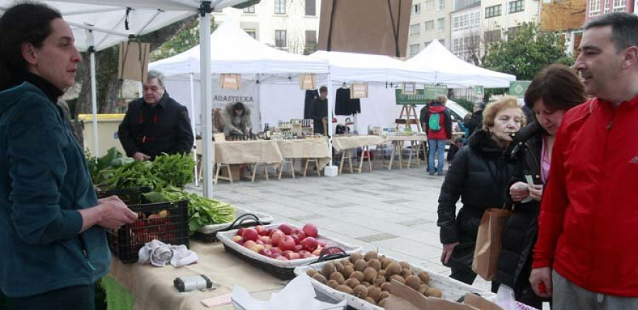 La plaza de España se llena de color con el mercado de productos ecológicos