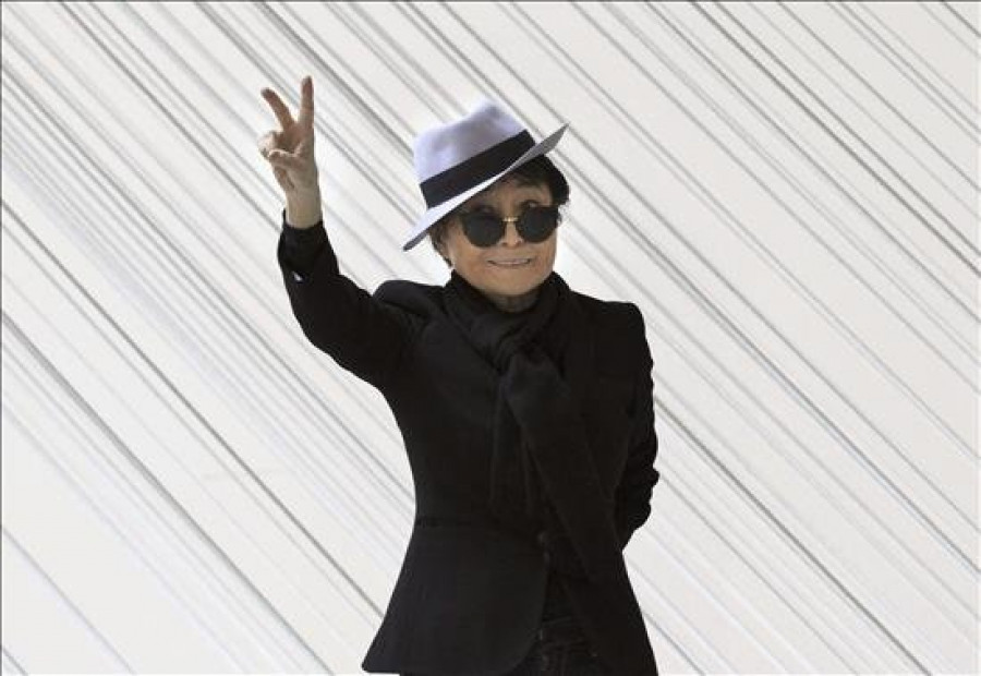 Miles de personas se unen a Yoko Ono para formar un símbolo de la paz