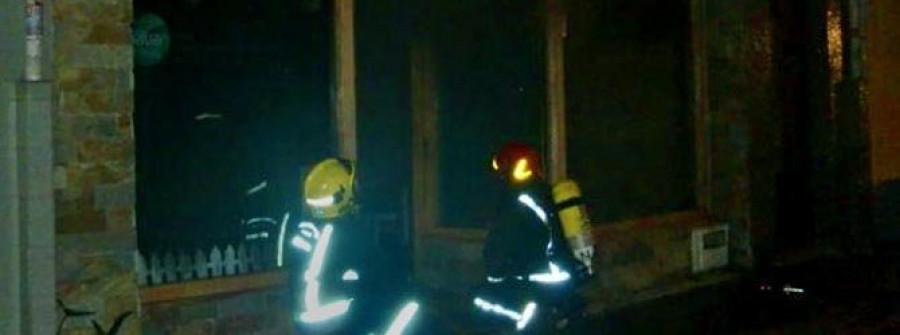 Un incendio de madrugada en una peluquería de Sada obliga a desalojar los edificios contiguos