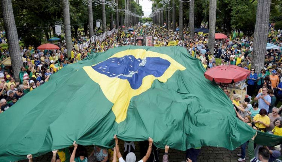 Los brasileños protestan contra la corrupción de su nuevo gobierno