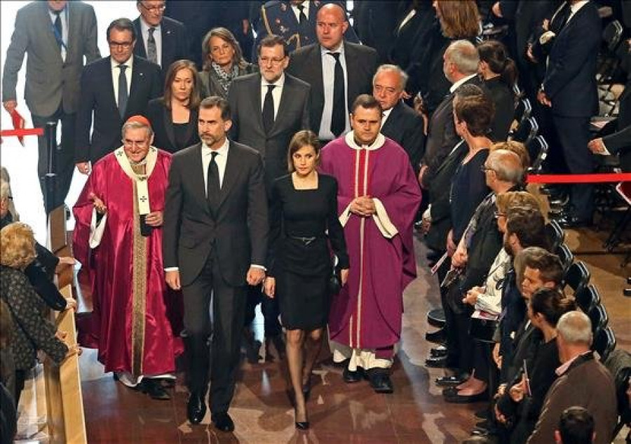 Los Reyes de España y 1.500 personas expresan su afecto por las víctimas del avión