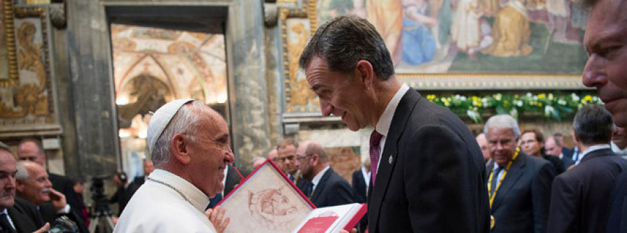 El rey Felipe VI regala  al papa una edición facsímil de autógrafos de Miguel de Cervantes