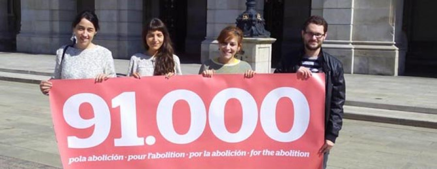 Tres colectivos antitaurinos entregan 91.000 firmas contra la celebración de la feria de agosto