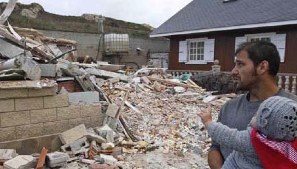 Derriban una casa en la costa del Portiño de Suevos ante la indignación vecinal