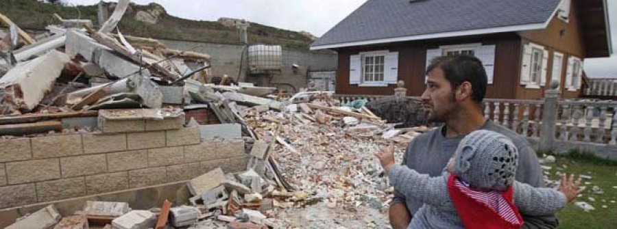 Derriban una casa en la costa del Portiño de Suevos ante la indignación vecinal