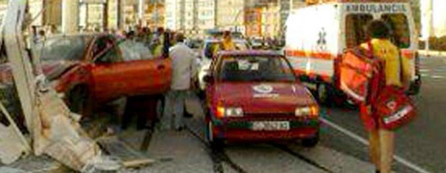 Un vehículo se estrella contra un anuncio en el Paseo y está a punto de arrollar a varios paseantes