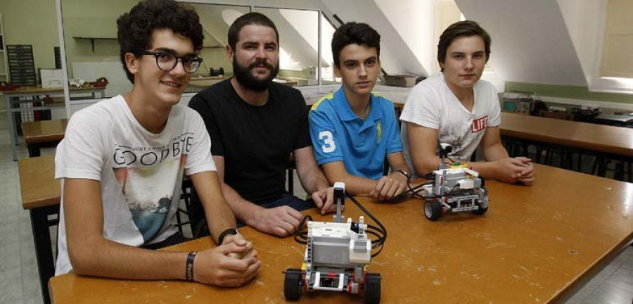 Tres jóvenes pondrán el acento coruñés en la fase final de la Olimpiada de Robótica