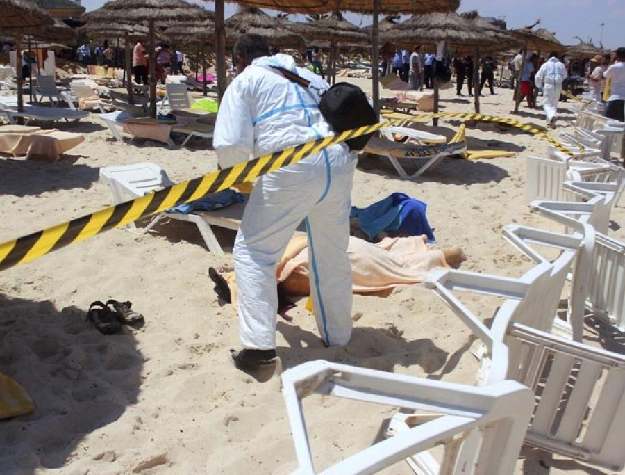 Dos yihadistas asesinan a 37 turistas en un hotel español en Túnez