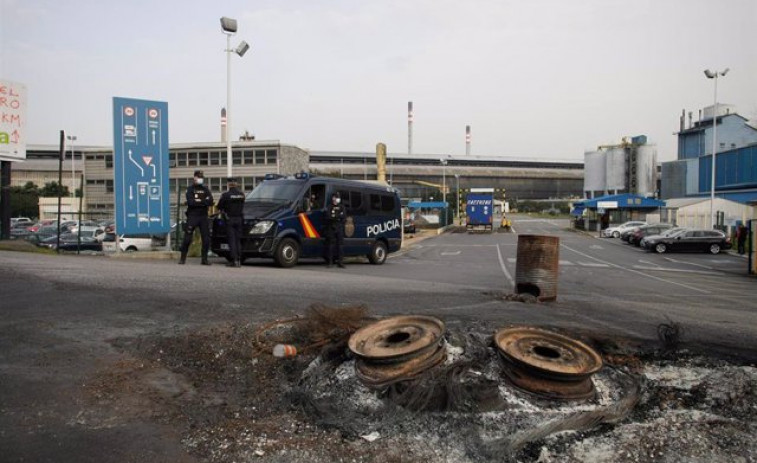 El operativo policial en la fábrica de Alu Ibérica en A Coruña concluye tras casi ocho horas