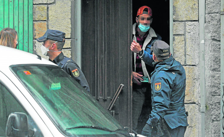 La Policía identifica a cuatro okupas en un edificio de A Falperra