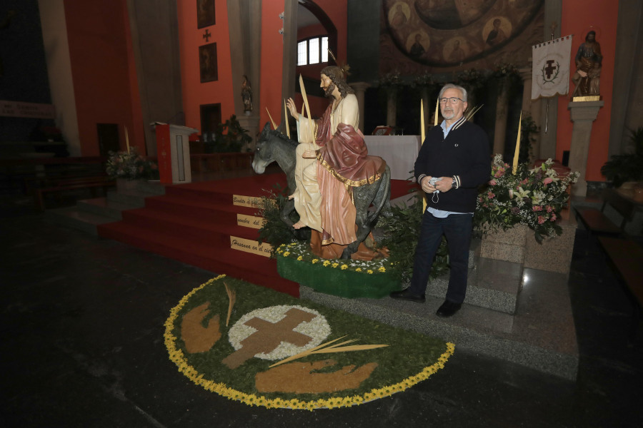 Los vecinos de A Falperra elaboran una alfombra floral ante el altar de Los Capuchinos