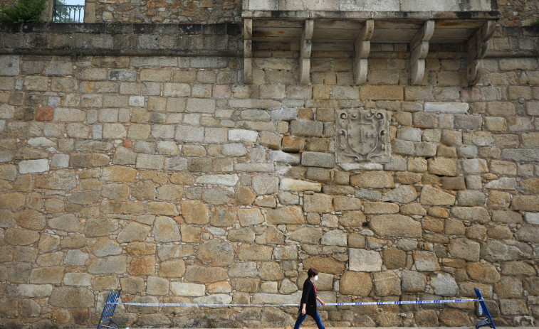 La caída de cascotes de la muralla de San Carlos obliga a restringir el acceso a la zona