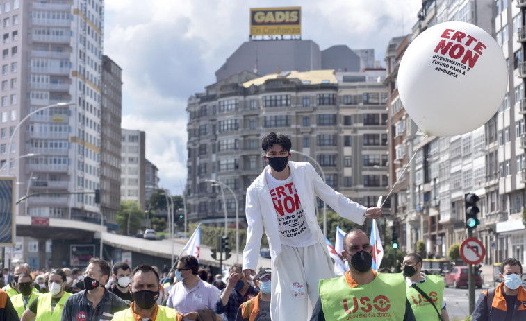 Cerca de 500 personas marchan hasta María Pita  para protestar contra el ERTE de Repsol