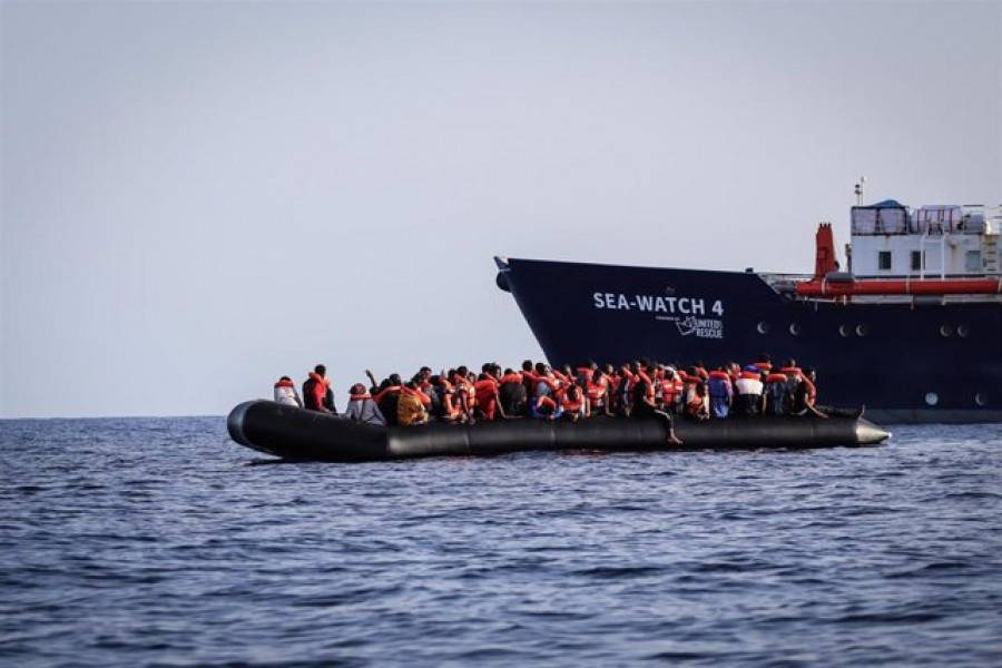 Las autoridades de Italia permiten al barco de rescate 'Sea Watch 4' desembarcar a 450 migrantes en Sicilia
