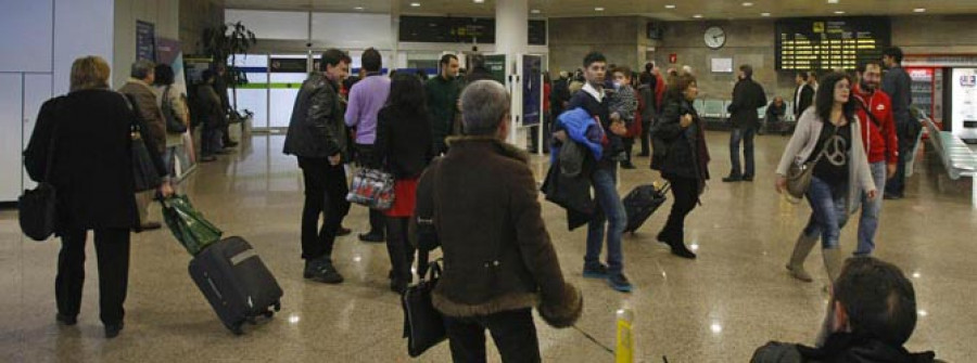 La mitad de los pasajeros de Alvedro viajan sin ninguna subvención pública