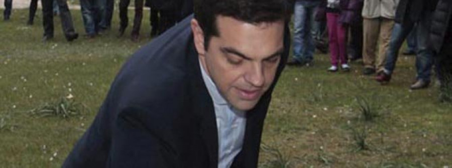 Alexis Tsipras llena de carga simbólica su jura como primer ministro griego