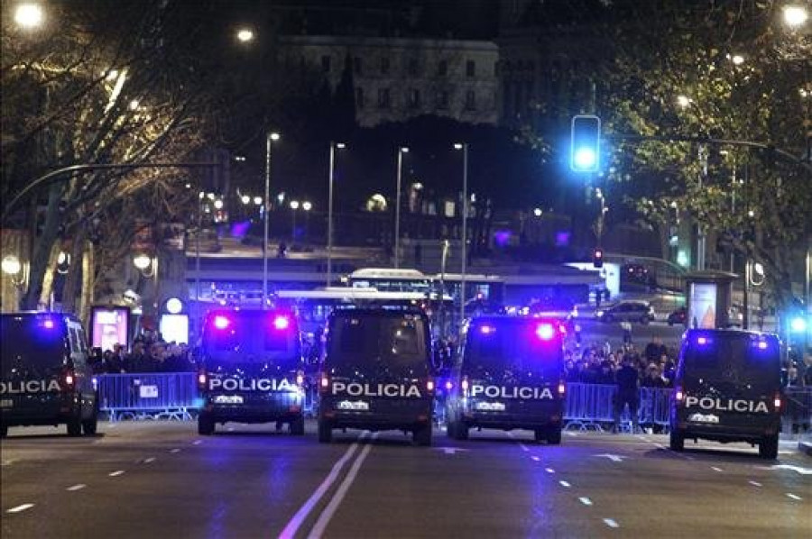 Estrellan un coche contra la sede del PP en Madrid que podría tener explosivos
