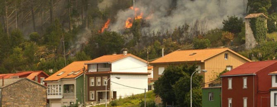 Los incendios forestales se ceban en dos espacios singulares de Galicia