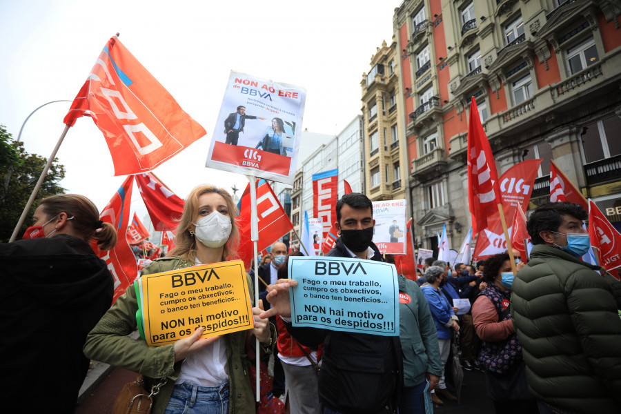 Cientos de personas se manifiestan en A Coruña contra el ERE del BBVA