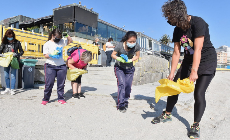 Los alumnos de Aspronaga participan en una recogida de basura en la playa de Riazor