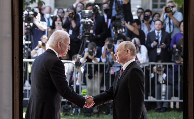 Biden y Putin: apretón de manos, palabras corteses y caos entre la prensa