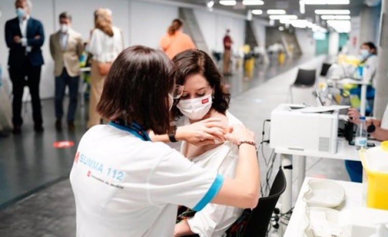 Ayuso recibe la vacuna de Pfizer contra el coronavirus en el Wizink Center de Madrid
