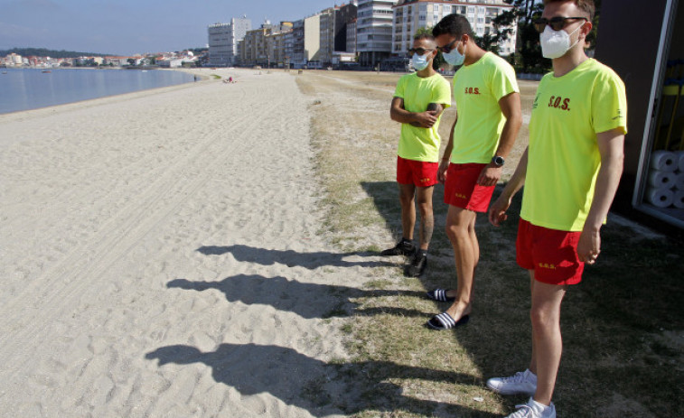 Tres nuevos positivos entre socorristas bajan la bandera azul en cuatro playas de Sanxenxo