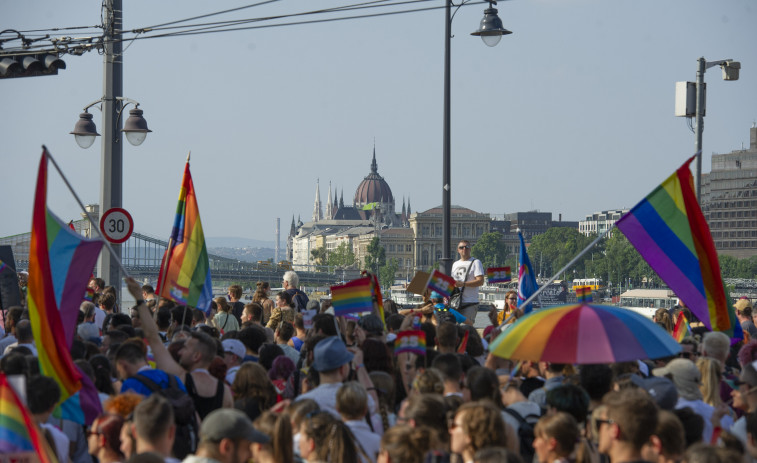 Miles de húngaros se suman a la marcha LGBT+ y contra la ley de Viktor Orbán en Budapest