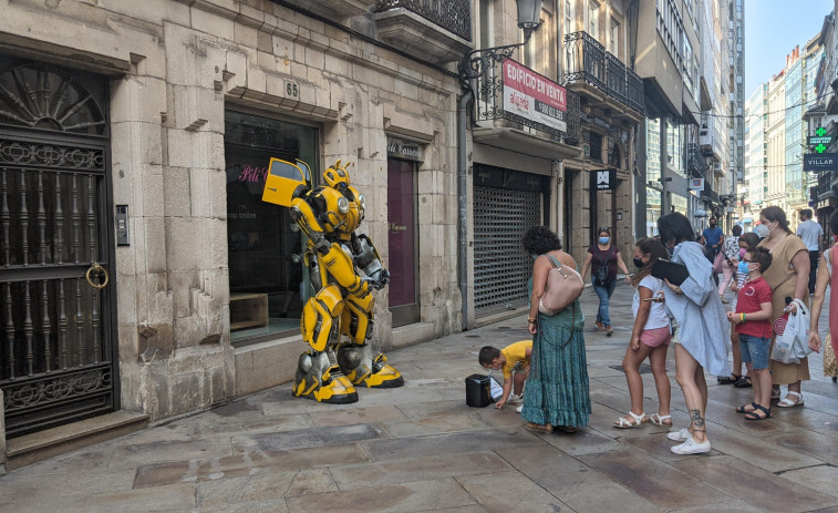 Los “autobots” buscan aliados en la coruñesa calle Real para seguir combatiendo a los “decepticons”