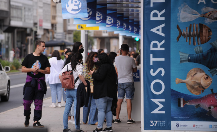 Un domingo de buen ambiente despide la feria de artesanía Mostrart de Méndez Núñez