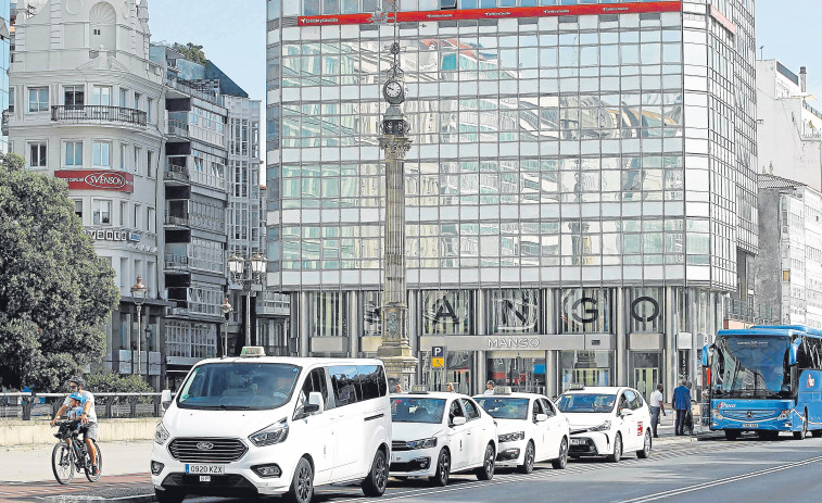 Los taxistas piden a la Xunta subir al menos un 5% la tarifa interurbana