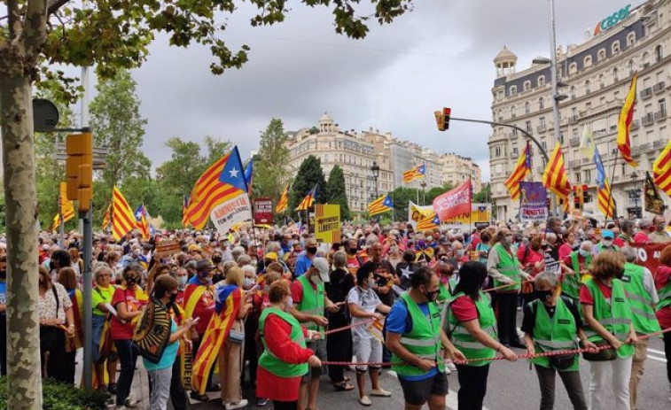 Unos 1.200 manifestantes conmemoran en Barcelona el 1-O y la huelga del 3-O