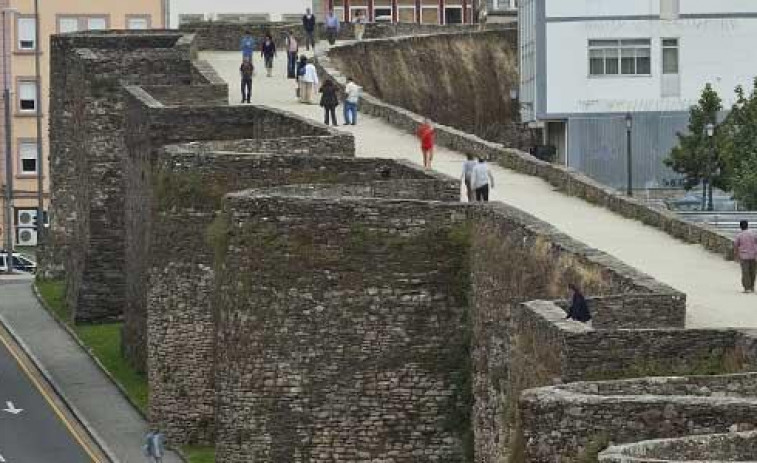 En libertad investigado por tentativa de homicidio el varón detenido por tirar desde la Muralla de Lugo a una chica