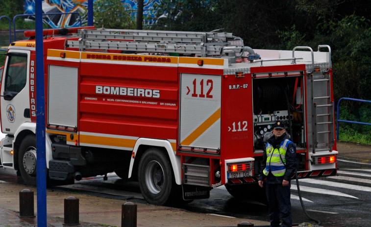 Arde por completo una casa de tres plantas en Culleredo