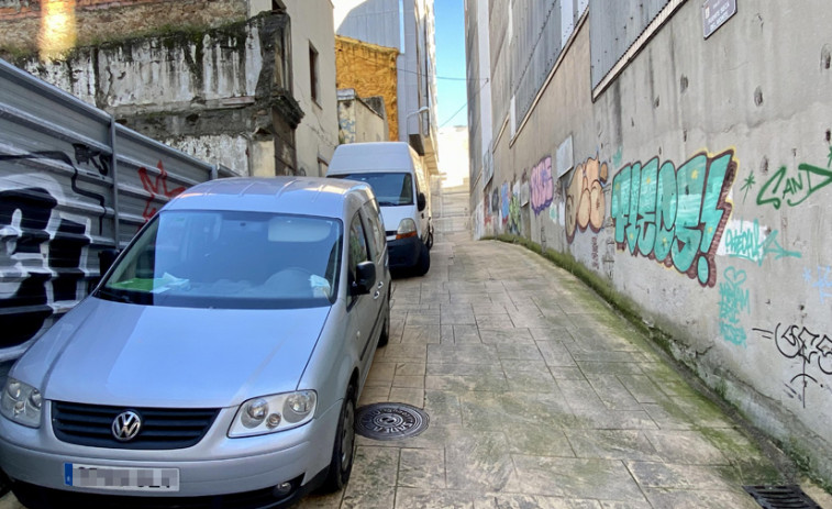 El estacionamiento irregular en una calle de A Falperra impide el paso de las ambulancias