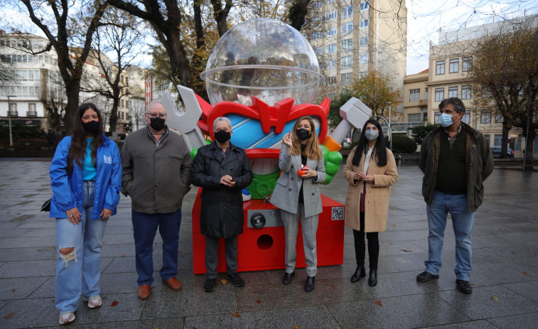 Una bola gigante reparte premios por siete barrios para animar el comercio