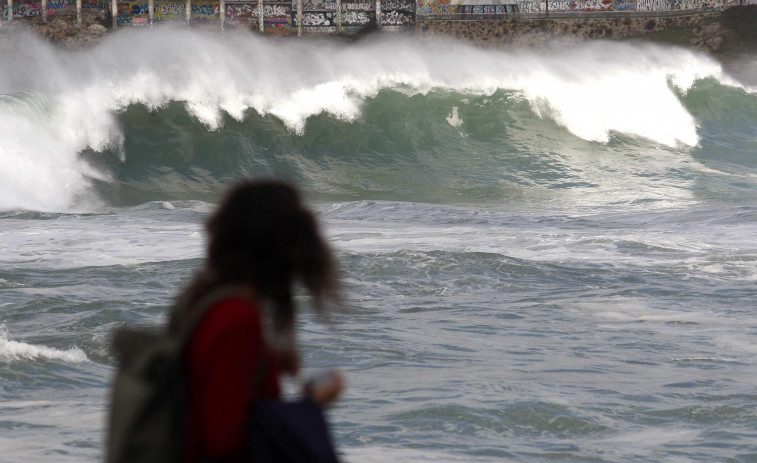 El aviso naranja se extiende este viernes a todo el litoral gallego por olas de entre 5 y 7 metros