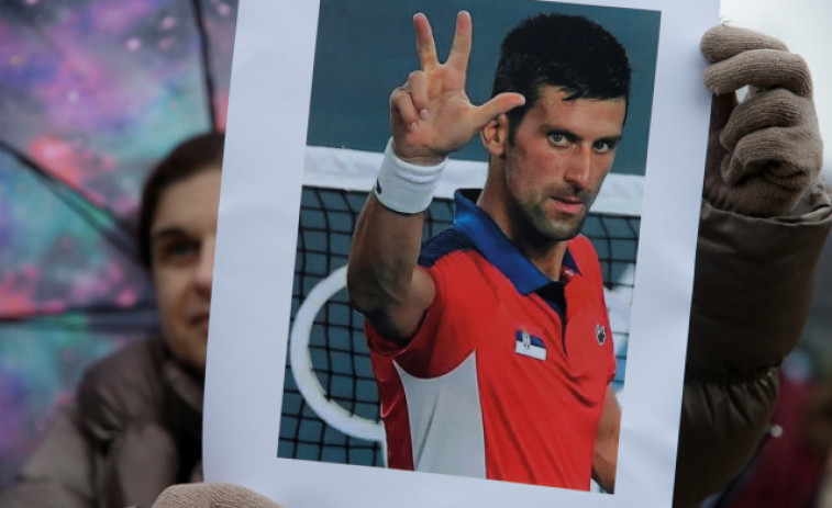 Djokovic completa segunda sesión de entrenamiento a la espera de Inmigración