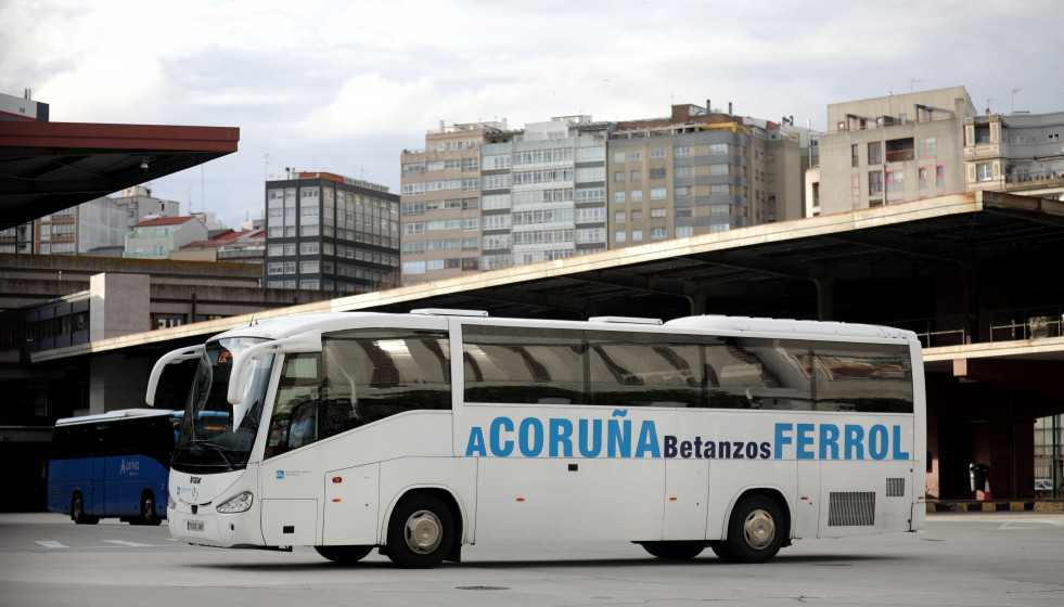 Un autobús que une A Coruña y Ferrol