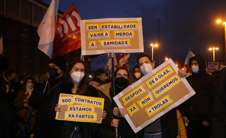 A Coruña clama contra la falta de personal y el colapso de la sanidad