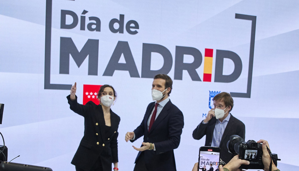 La presidenta de la Comunidad de Madrid, Isabel Díaz Ayuso (3i), el presidente del Partido Popular, Pablo Casado (4i), y el alcalde de Madrid, José Luis Martínez Almeida