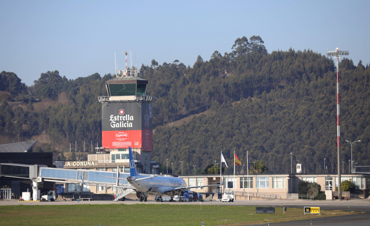 Vueling retira su base en Alvedro y recolocará a sus treinta empleados