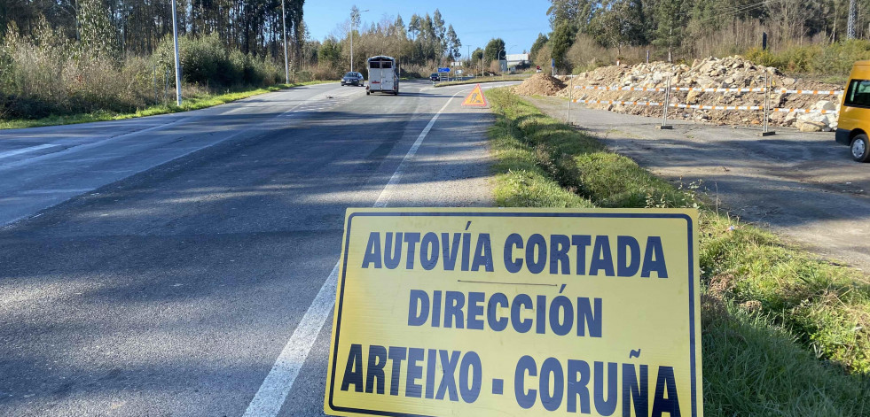 Abegondo manifiesta su malestar por el cierre de la entrada a la A-6 en dirección a A Coruña