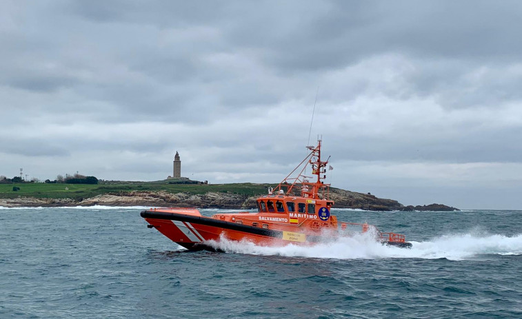 Salvamento Marítimo reflota un pesquero que quedó varado cerca de la Torre de Hércules