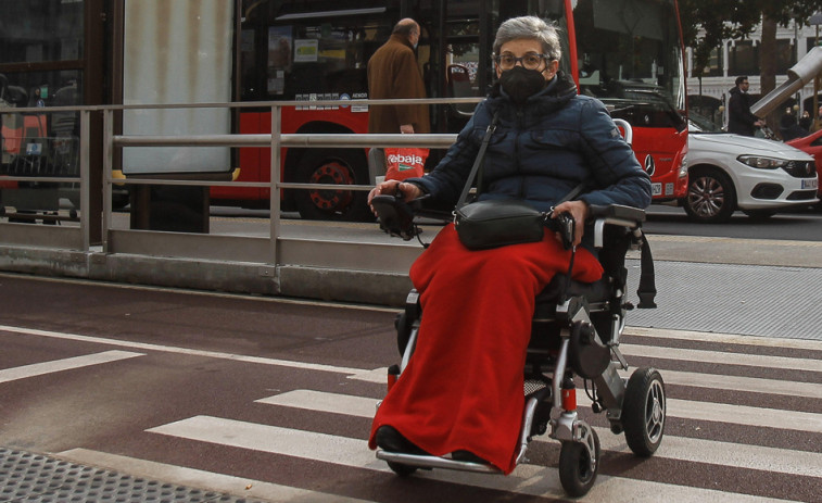 Usuarios de la ONCE critican la accesibilidad de la peatonalización  de Los Cantones