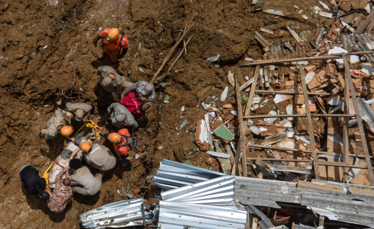 La tragedia por las fuertes lluvias en la zona de Río de Janeiro supera ya el centenar de muertos