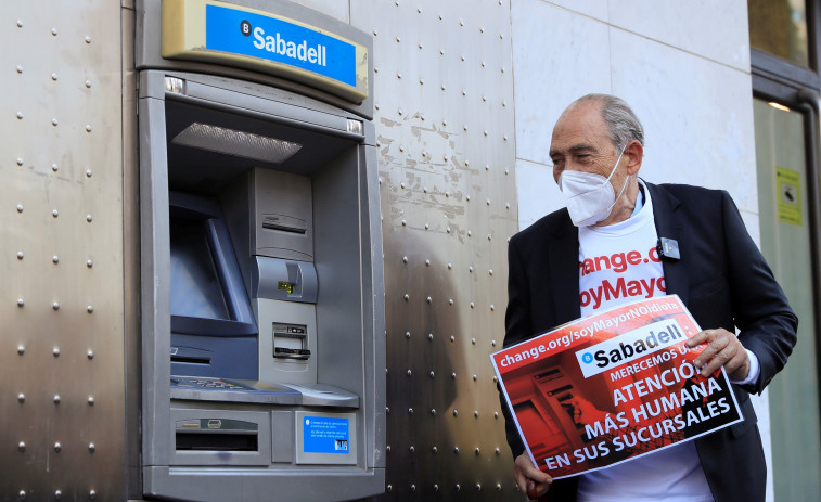 La banca mejora los horarios y la atención a los mayores ante el clamor popular