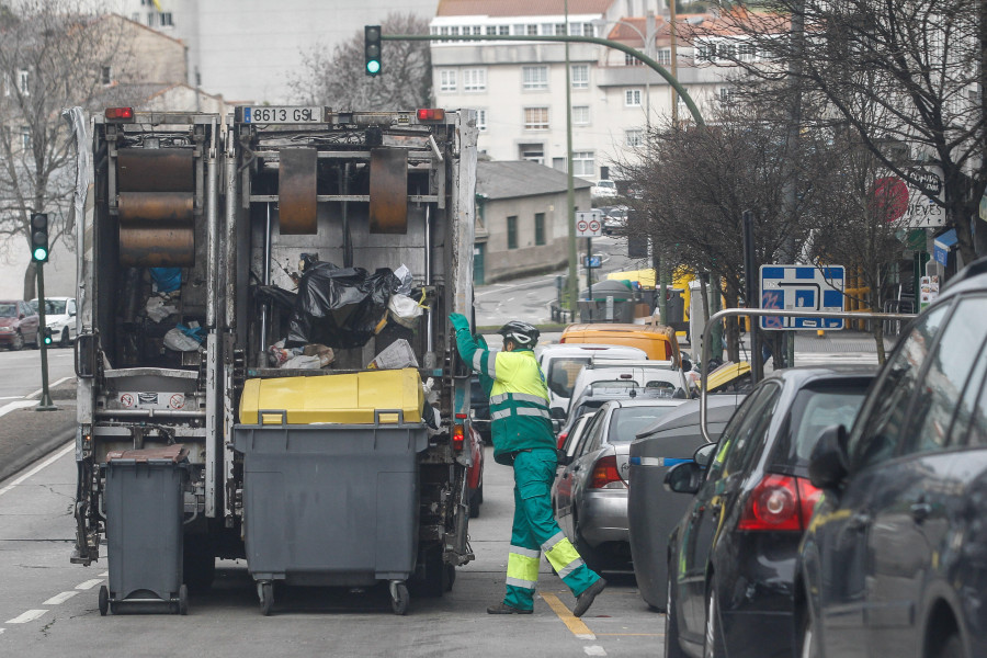 Empleados de limpieza viaria de A Coruña esperarán a que acabe el estado de emergencia sanitaria para acordar la huelga