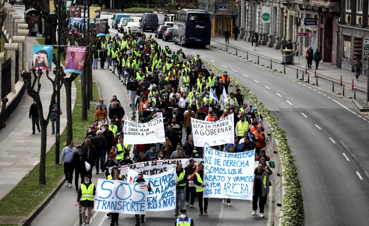 Más de 200 transportistas marchan desde Oza a la Delegación del Gobierno en protesta por los precios del combustible